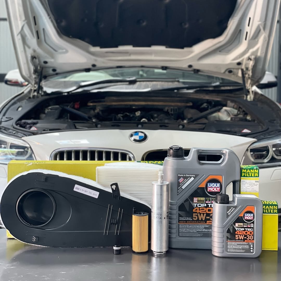 BMW 520d in for annual service.Replacing-•Engine oil•Oil filter •Air filter•Fuel filter•Cabin fi