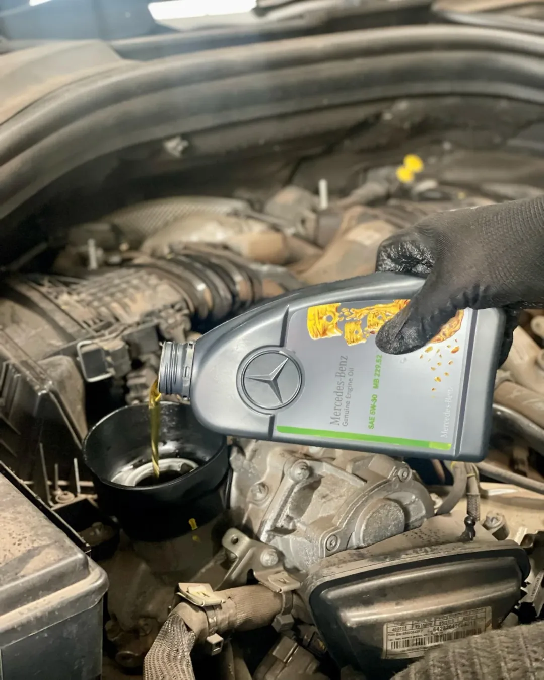 Mercedes Benz ML350 in for periodic serviceReplacing-. Engine oil. Oil filter. Air filter. Cabi (1)